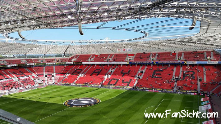 Sicht aus dem Gästeblock in der Bayarena Leverkusen aus Block G4 Reihe 9.