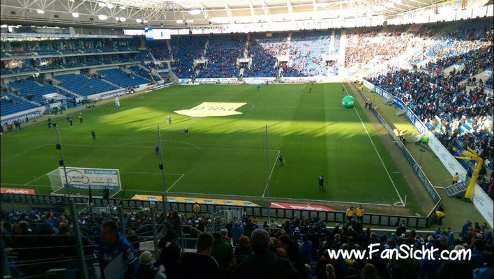 Sicht aufs Spielfeld in der PreZero Arena Hoffenheim aus Block R