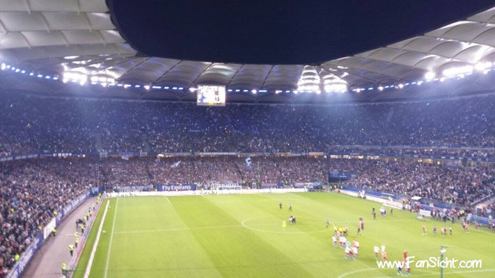Sicht im Volksparkstadion des Hamburger SV HSV aus Block 13B Reihe 7