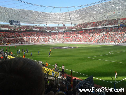 Sicht aus dem Gästeblock in der Bayarena Leverkusen aus Block Stehplatz Gäste SG1
