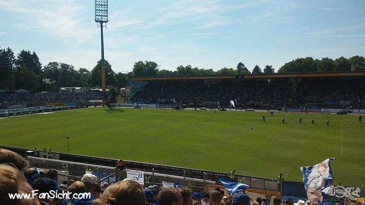 Sicht aus dem Gästeblock im Merck Stadion am Böllenfalltor