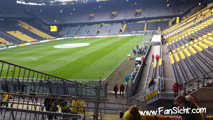 Südtribüne Block 15 (Stehplatz-Heim). Foto: Robin Beck.