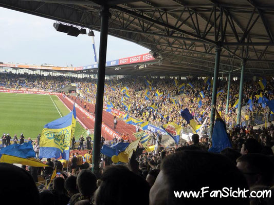 Foto der Sicht im Eintracht Stadion Braunschweig aus Block 8