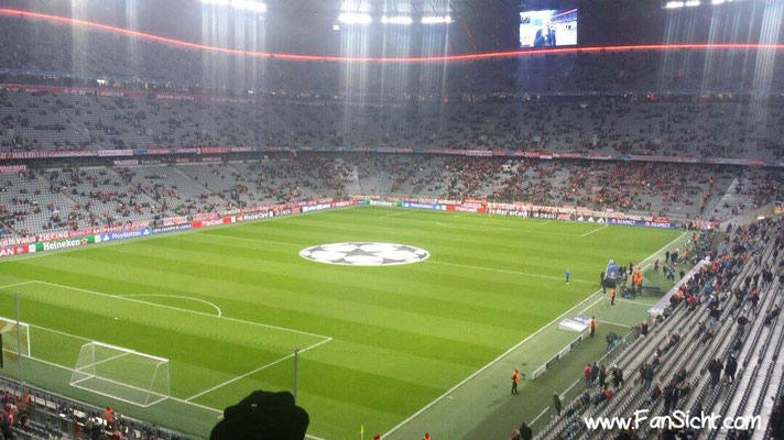 Sicht auf das Spielfeld aus Gästeblock Block 244 in der Allianz Arena des FC Bayern München