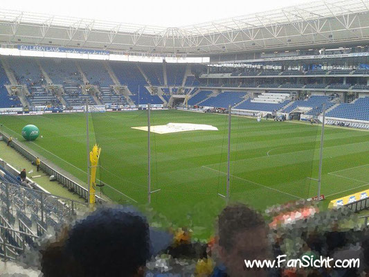 Sicht auf das Spielfeld im Gäste Steher PreZero Arena Hoffenheim TSG Block G1