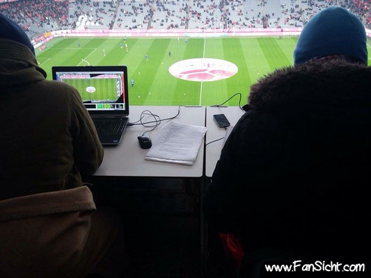 Sicht auf das Spielfeld aus Block 304 Reihe 4 in der Allianz Arena des FC Bayern München
