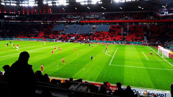 Sicht aus Block B4 auf das Spielfeld von Bayer 04 Leverkusen in der Bayarena
