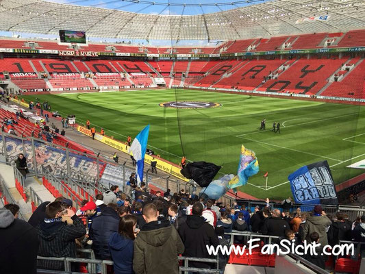 Sicht aus dem Gästeblock in der Bayarena Leverkusen aus Block Stehplatz Gäste