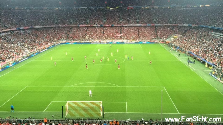 Sicht auf das Spielfeld aus Gästeblock Block 242 in der Allianz Arena des FC Bayern München