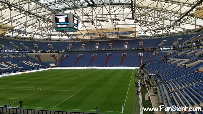 Sicht auf das Spielfeld in der Veltins Arena Gelsenkirchen Schalke 04 aus Block N1