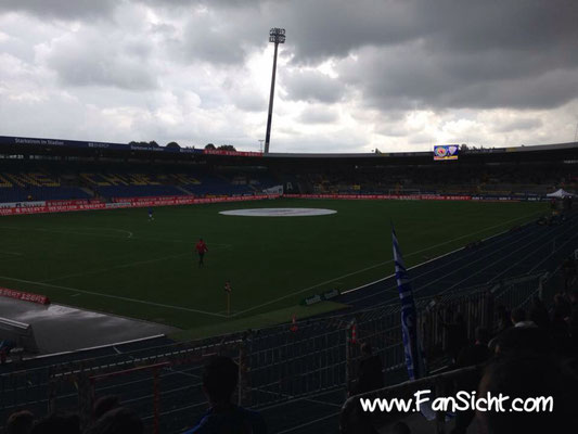 Foto der Sicht im Eintracht Stadion Braunschweig aus Block 19