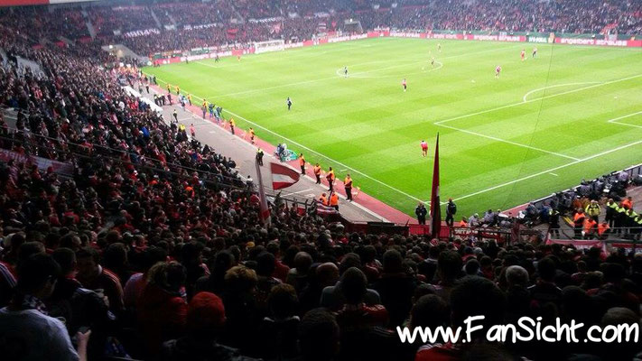 Sicht aus dem Gästeblock in der Bayarena Leverkusen aus Block SG Steher Gäste