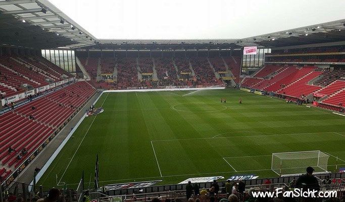 Sicht im Gästeblock der Mewa Arena Mainz auf das Spielfeld Stadion FSV Mainz 05 Block I