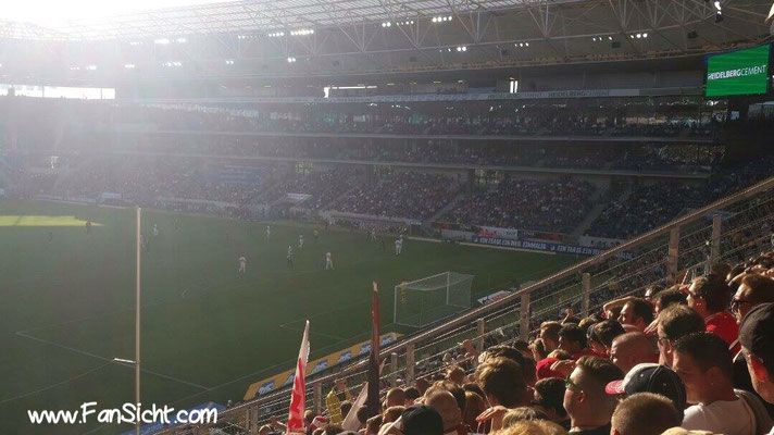 Sicht auf das Spielfeld im Gäste Steher PreZero Arena Hoffenheim TSG Block G1