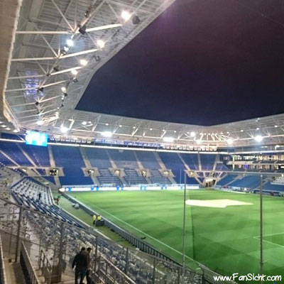 Sicht auf das Spielfeld im Gäste Steher PreZero Arena Hoffenheim TSG Block G1