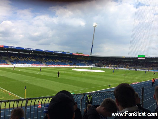 Foto der Sicht im Eintracht Stadion Braunschweig aus Block 19