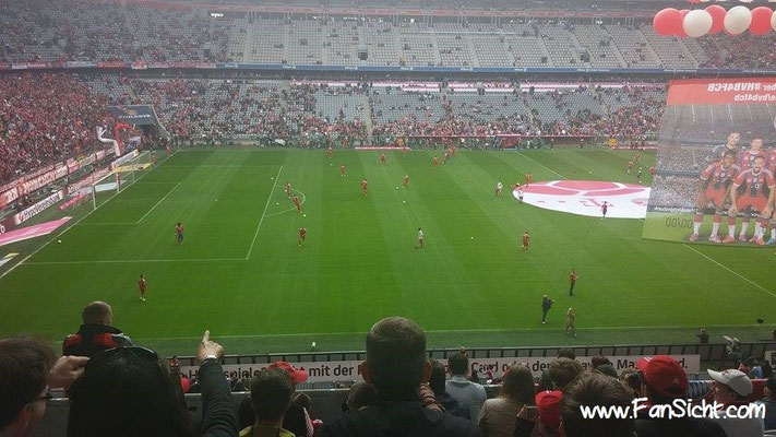 Sicht auf das Spielfeld aus Block 229 Reihe 9 in der Allianz Arena des FC Bayern München