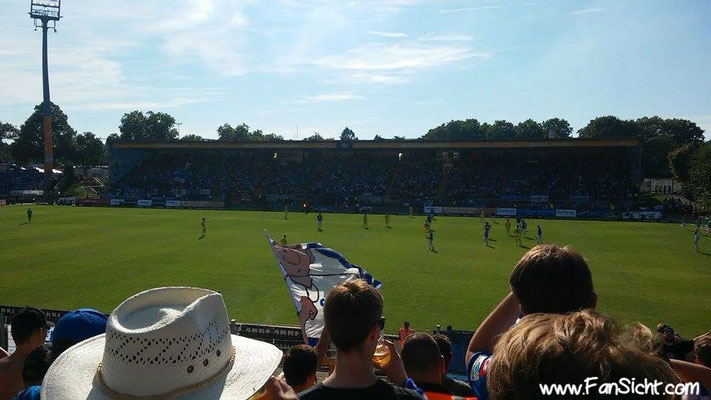 Sicht aus dem Gästeblock im Merck Stadion am Böllenfalltor