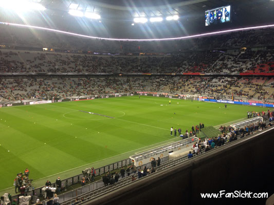 Sicht auf das Spielfeld aus Block C1 VIP Sitze Reihe 2 in der Allianz Arena des FC Bayern München