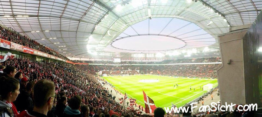 Sicht aus dem Gästeblock in der Bayarena Leverkusen aus Block Steher Gäste