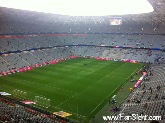 Sicht auf das Spielfeld aus Gästeblock Block 344 in der Allianz Arena des FC Bayern München