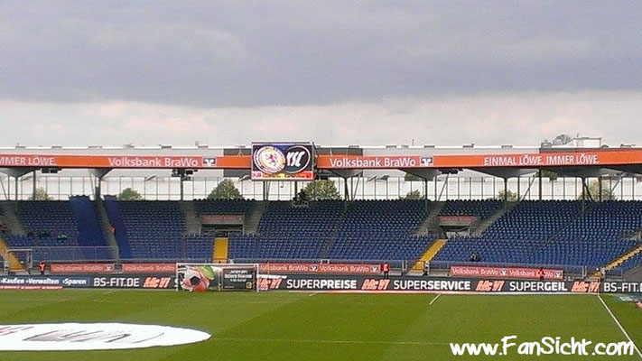 Foto der Sicht im Eintracht Stadion Braunschweig aus Block 8