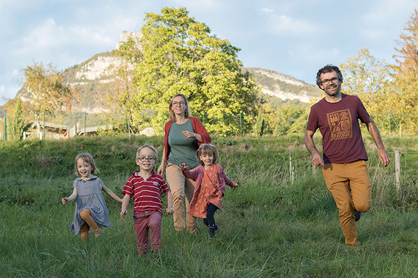 Séance photo famille avec trois enfants en studio à Chambery Savoie