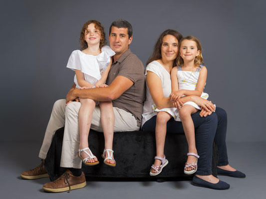 Séance photo famille avec deux enfants en studio à Chambery Savoie