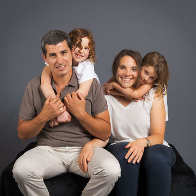Séance photo famille avec deux enfants en studio à Chambery Savoie