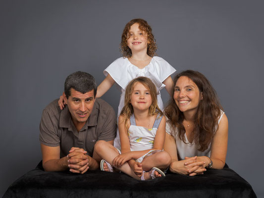 Séance photo famille avec deux enfants en studio à Chambery Savoie