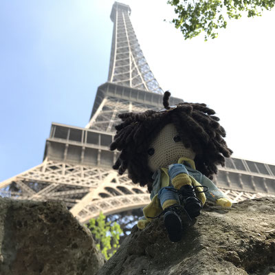 Poupée à la Tour Eiffel