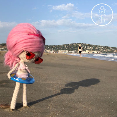 Poupée au crochet sur la plage de Sète