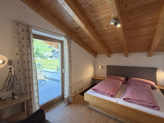 Schlafzimmer mit Vollholz Apartment Neumann