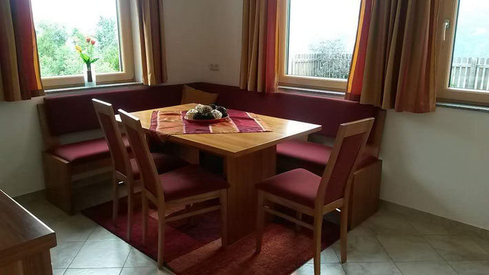 Heller Essbereich in der Ferienwohnung Apart Bianca in Kaltenbach im Zillertal – perfekt für gemeinsame Momente