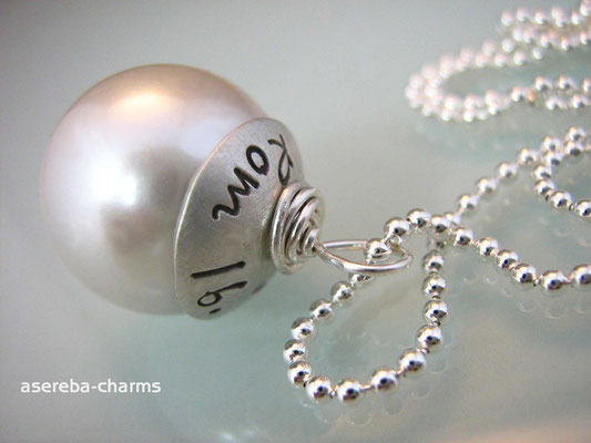 Edelstein-Charm mit beschriftbarer Silberkappe (Muschelkernperle creme, Gr. M)