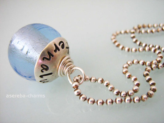 Edelstein-Charm mit beschriftbarer Silberkappe (Glass-Bead hellblau, Gr. M)