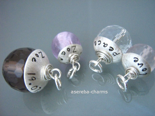 Edelstein-Charm mit beschriftbarer Silberkappe (v.l.n.r.: Rauchquarz, Glass-Bead, Bergkristall, Roenquarz)