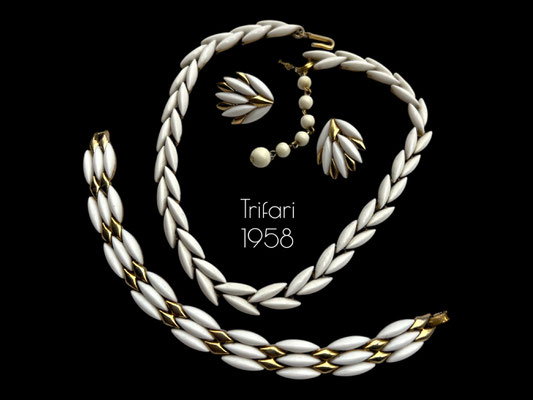 Gorgeous Trifari © White long navette Link Vintage Necklace, Bracelet and earrings Set - 50/60 Gold Tone setting lucite cabochons-art.235/7