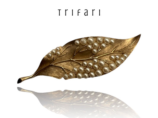 Trifari Gold Pearl Leaf Vintage Brooch -Figural long elegant leaf with pearls brooch - super chic Trifari pin - Art.935/6