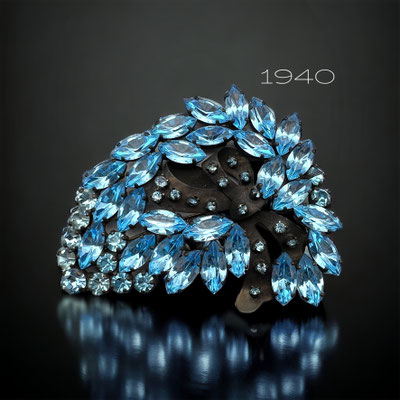 1940s Eye-catching Czech abstract foliage composition brooch with bow and amazing crystals in shades of sky blue s-art.199/7
