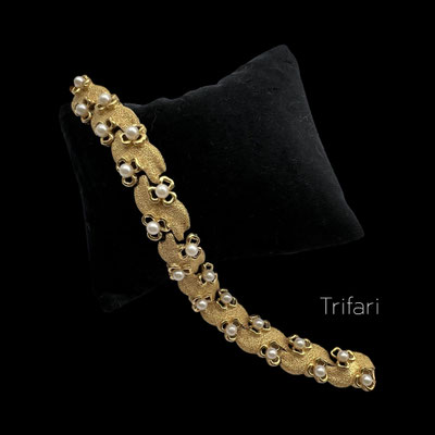 Vintage Crown Trifari Darling blooming Pearl Bracelet with Textured gold plate Links - simulated pearls and Trifanium finish - art.494/7