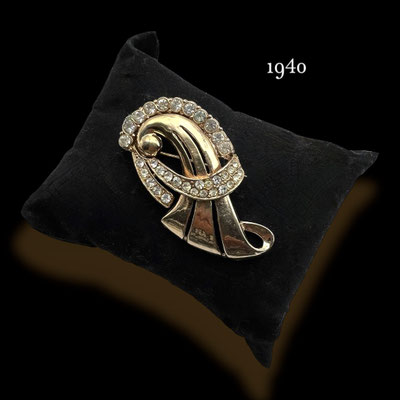 1940s Gorgeous design in gold tone Brooch with  jeweled ribbons accentuates the design -imaginative interpretation of cornucopia - Art.472/7