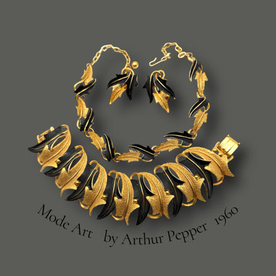 1960s MODE ART by Arthur Pepper Signed Ivy leaf design Set - Black Enamel and rich gold tone - Art.656/7