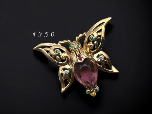 Lovely Butterfly Brooch/Pin w/large violet glass belly stone - unsigned beauty of 50s - Gold Tone & Multicolor Rhinestone - art.26/7-