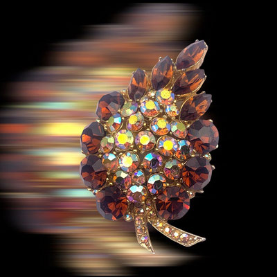 Vintage Shiny leaf-shaped brooch with shine AB Chàton and Amber Rhinestones- a real Eye Catching pin- Art.343/6