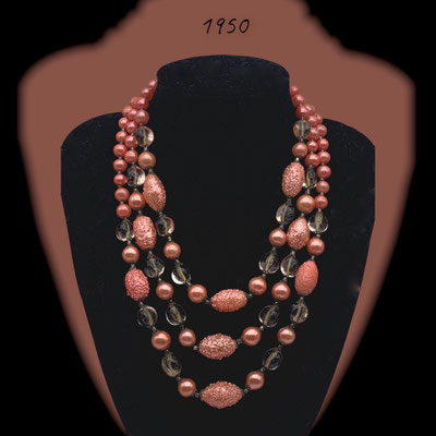 Sugar Beads Pinks Triple Strand Necklace w/lovely clasp - 50s Deep Pink color beaded cascade necklace -- Art.296/6