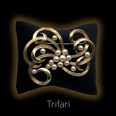 Rare Trifari Vintage Large Gorgeous Modernist Pearl Bow Brooch pin - Wonderful Vintage Condition -art.491/7-SOLD OUT