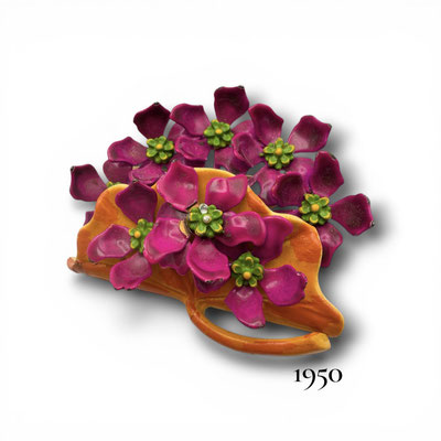 Very Lovely Vintage enameled Metal "Flower Power" brooch of multiple fuchsia flowers with leaf- art.674/7
