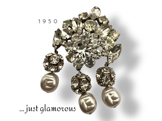 Glamorous Rhinestone & Baroque Pearl Dangling Brooch - clear Austrian crystals on rhodium-plated finish - Art.513/7