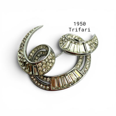 Trifari Alfred Philippe rhodium plated Swirl rhinestone baguette Brooch - Rare piece - Art.716/7-